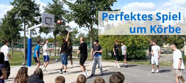 Schüler unseres Gymnasium weihen den neuen Baseballplatz mit einem Spiel ein.