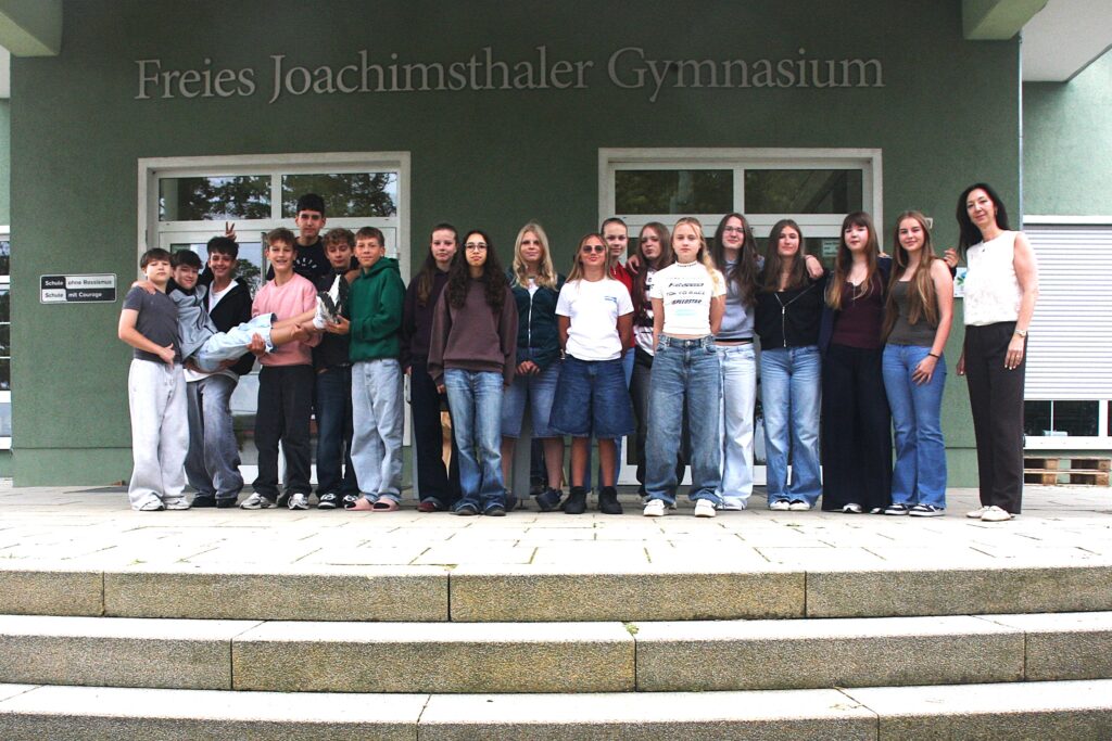 Schülerinnen und Schüler der Klasse 8 im Schuljahr 2026/27 stehen vor dem Schulgebäude.