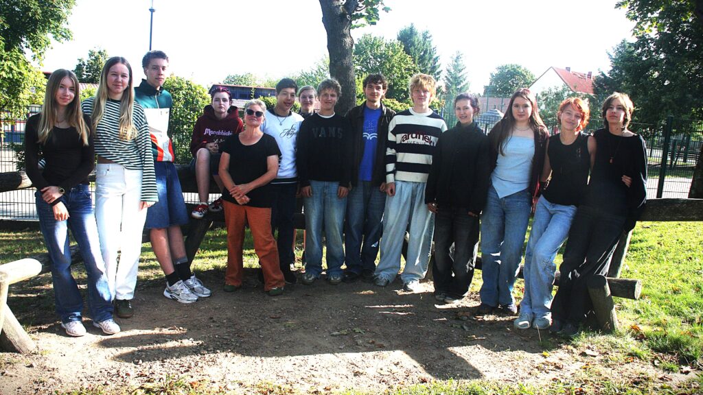 Schüler:innen der Klassenstufe 10.2 auf einem Klassenfoto.